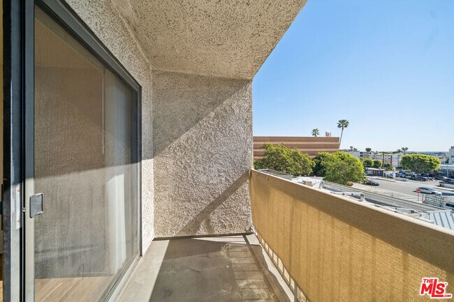 Building Photo - 1519 N Martel Ave