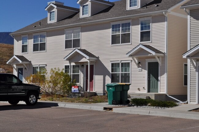 Primary Photo - Great looking 2 bed 1.5 bath townhouse nea...