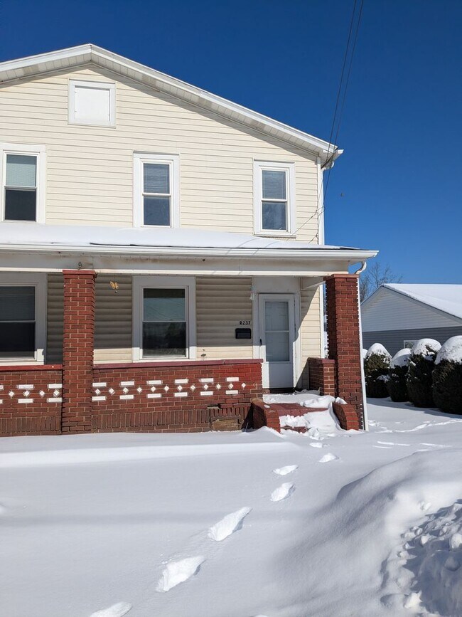 Building Photo - 2 bedroom 1 bath