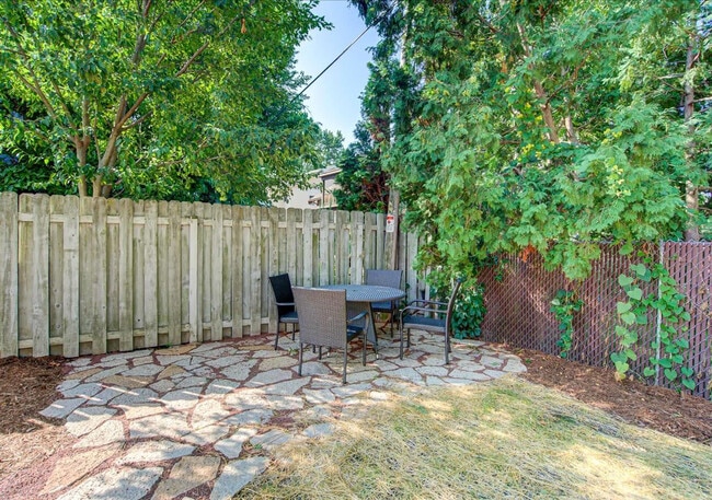 Building Photo - 156 Rodney Ct