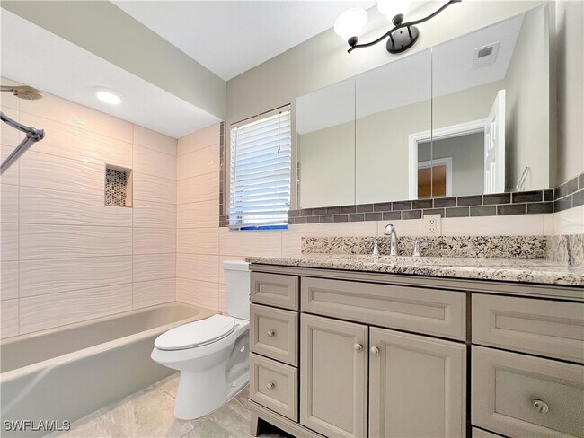 Building Photo - 2210 Parkview Dr