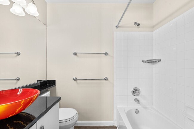 Building Photo - 2 Bed 2.5 Bath - Lakelands Townhome - Deta...