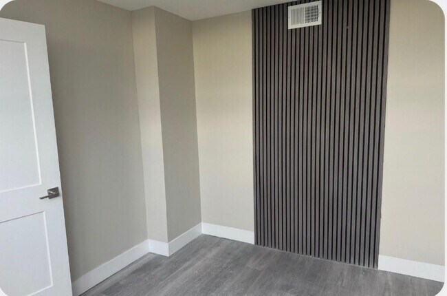 Building Photo - 800 Parkview Dr