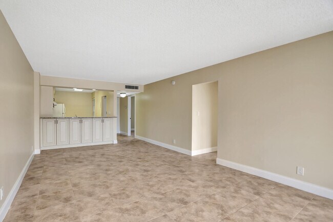 Building Photo - 3 Royal Palm Way