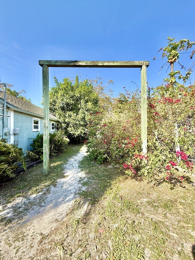 Building Photo - 713 Smith St