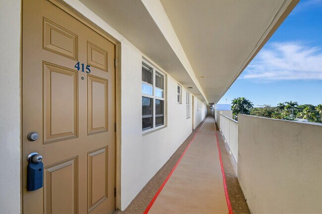 Building Photo - 1810 New Palm Way