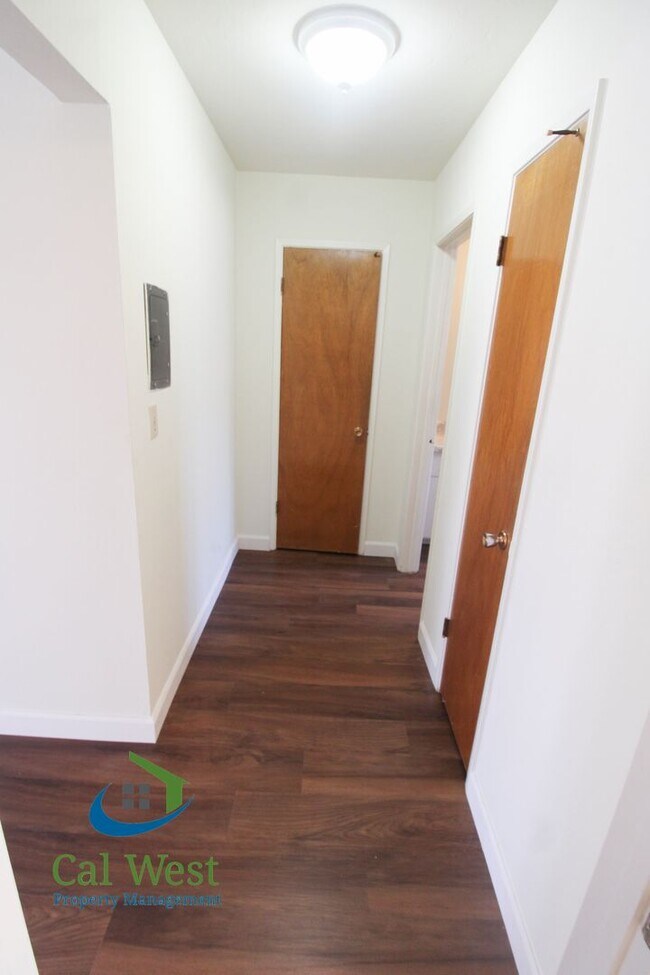 Building Photo - $2,095 1 Bedroom 1 Bath Upstairs Apartment in 4 Plex