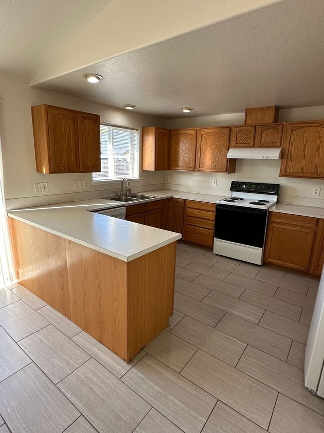 Building Photo - 1/2 Off 2nd Months' Rent