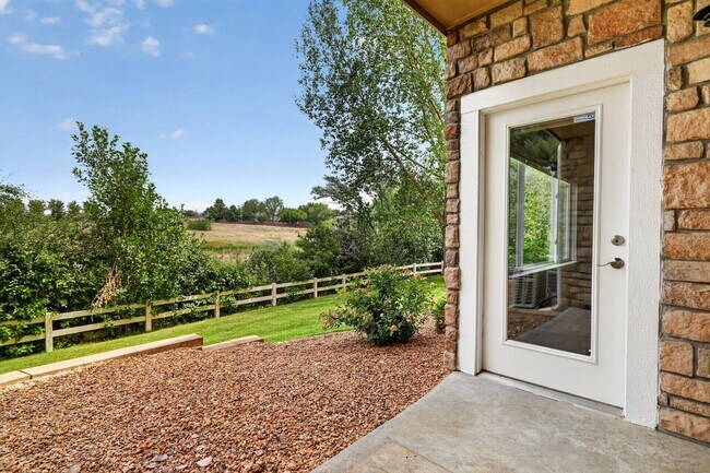 Building Photo - Updated 3BD/3BA Townhome: Quartz Counters, Full Basement Suite/Home Theater, Central A/C