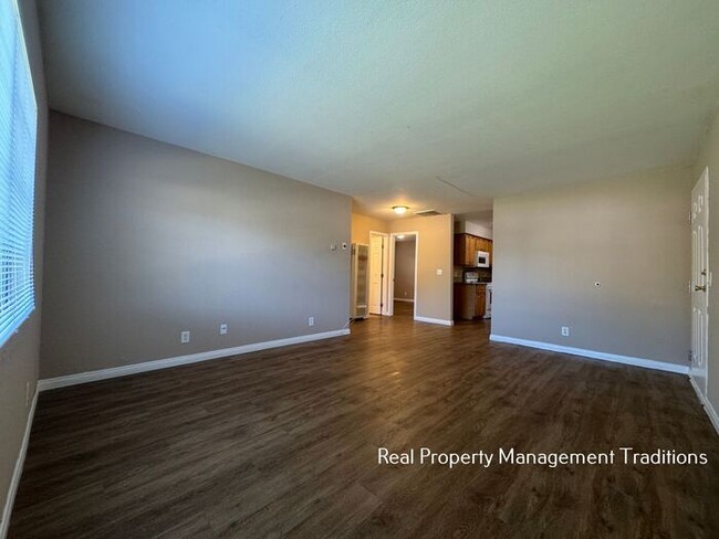 Building Photo - Spacious 2 + 1 Apartment in Palmdale