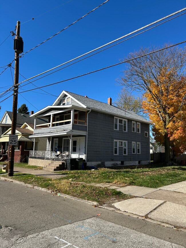Building Photo - 624 E 24th St