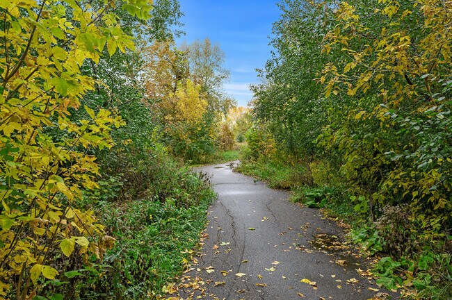 Building Photo - 1524 Aquila Ave N