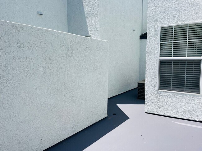 Building Photo - Beautifully Upgraded Apartment in Gated Co...