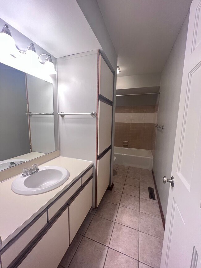 Building Photo - 1795 Forest Lake Dr SE