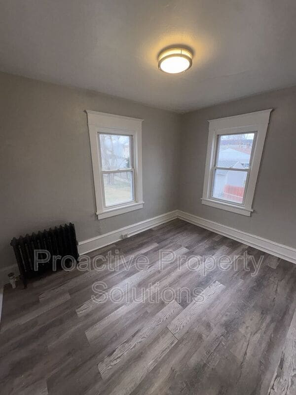 Building Photo - 27 Edison St