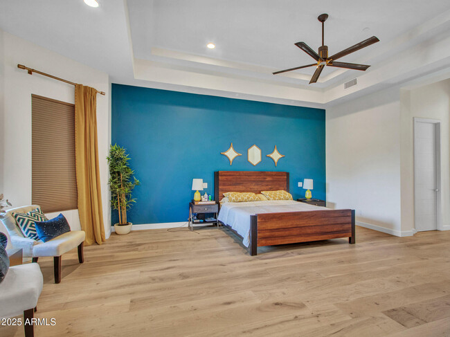 Building Photo - 6031 E Paradise Dr
