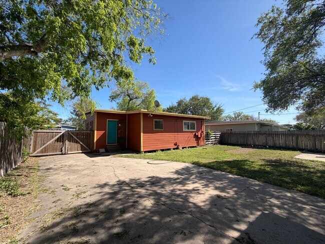 Building Photo - TWO BEDROOM ONE BATH ON LARGE LOT!