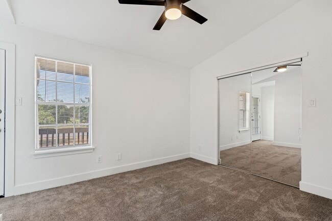 Building Photo - River Crossing Townhome - 2Bd-2.5BA - Redone to the Nines -  W/D - Resort Pool