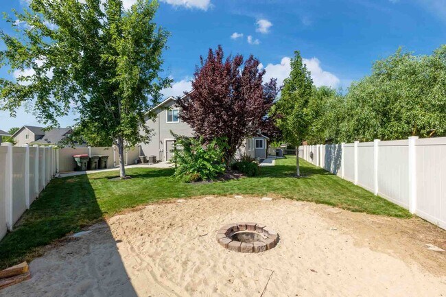 Building Photo - Beautiful 6 bed 2.5 bath home located in t...