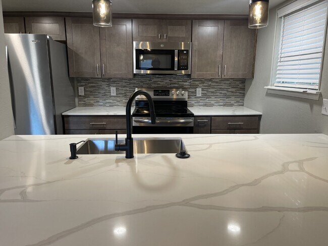 Building Photo - Modern 2 Bedroom Condo