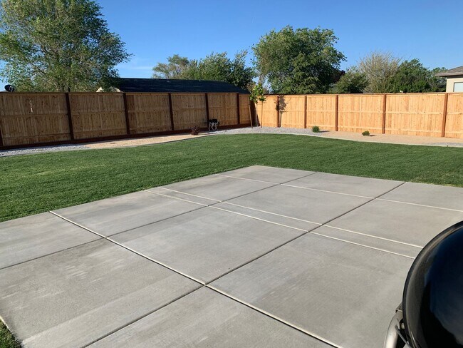 Building Photo - $2495 - MODERN - LARGE YARD - GRANITE - ST...