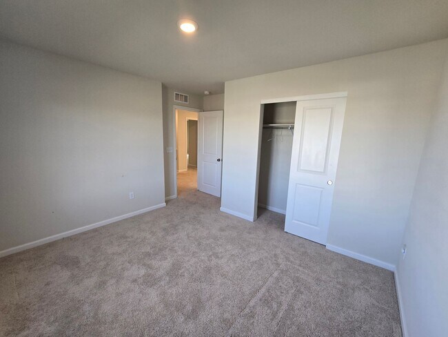 Building Photo - Like new 3 bedroom 2.5 bath with loft