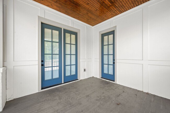 Building Photo - 1735 Hillmont Dr