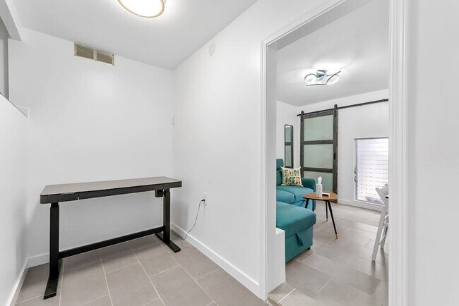 Building Photo - 975 Uwao St