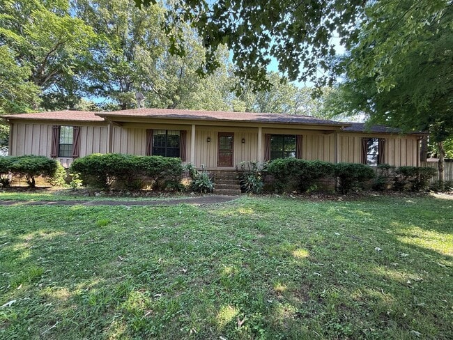 Building Photo - 102 Hickory Hill Dr