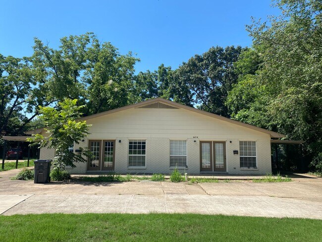 Building Photo - 643 W Matthews Ave