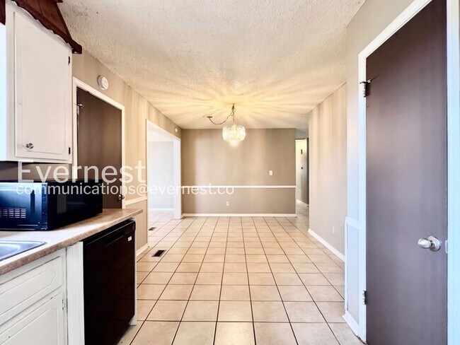 Building Photo - 4 Bed/2.5 Bath Home with Fenced Yard & Garage / Available Now!