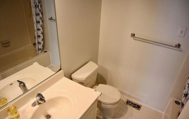 Building Photo - Fantastic 3 BR/2.5 BA Townhome minutes from Rio Lakefront. Ready Mid-May