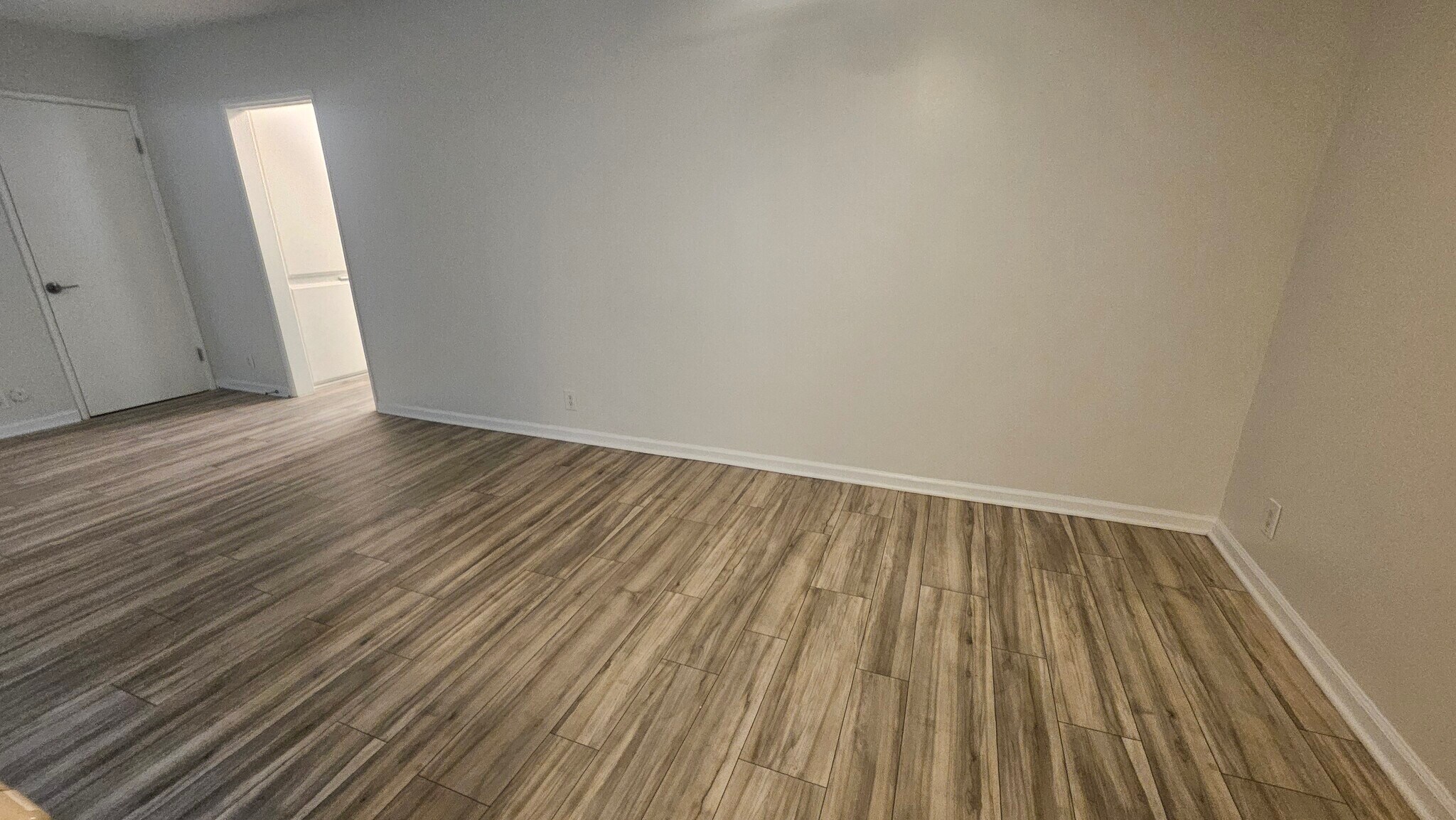 Building Photo - 2130 N Beachwood Dr