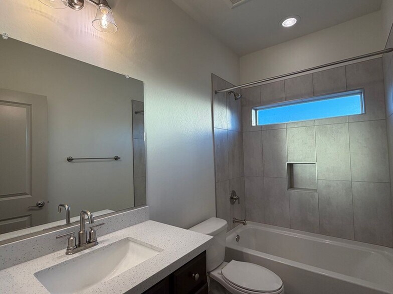 Building Photo - 1528 E Grovers Ave