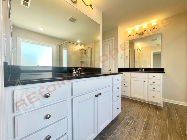 Building Photo - Beautiful End Unit 3 Story 3 bedroom, 3.5 bathroom Townhome with 2 Car-Garage in 540 Townes subdi...