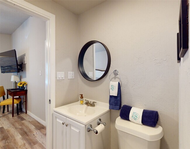 Building Photo - 4507 W Bayshore Dr