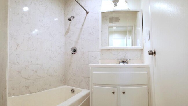 Building Photo - 3 bedroom in Van Nuys CA 91406