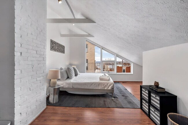 Building Photo - 962 Pavilion St