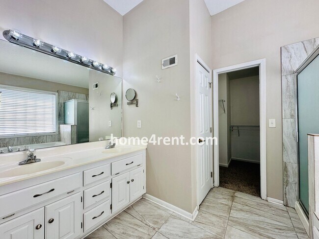 Building Photo - Wonderful Northland Home w/ Hardwood Floors and Plenty of Space!!