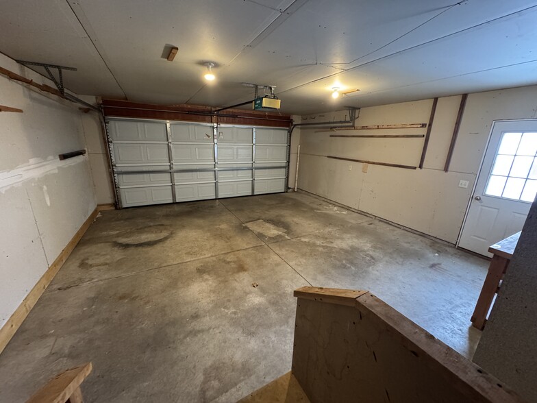 2 stall garage - 628 E Pine St