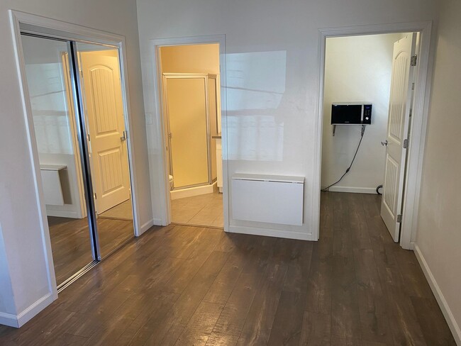 Building Photo - Studio in Central Point Loma