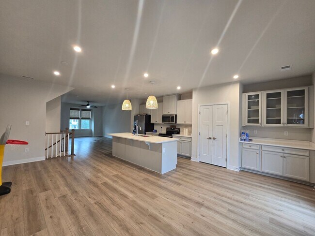 Building Photo - 4 Bed, 3.5 Bath Townhome Located just minutes from the VA/NC Line
