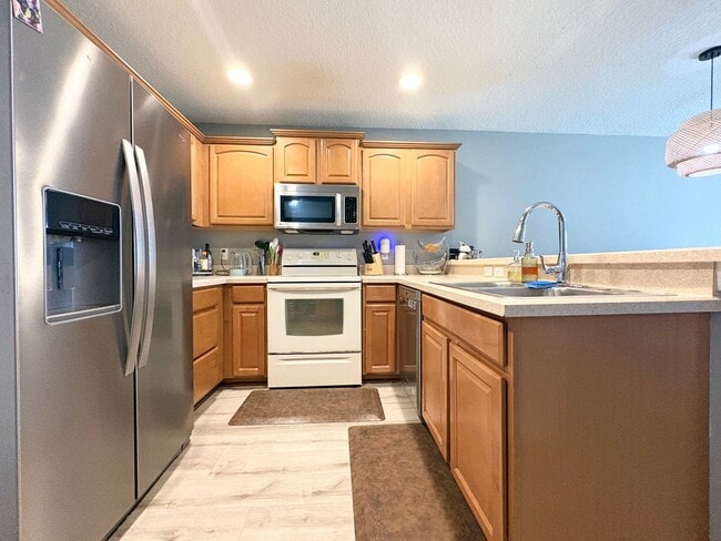 Building Photo - Fantastic 3 BR Townhome in Gated Winter Springs community with Pool and great schools