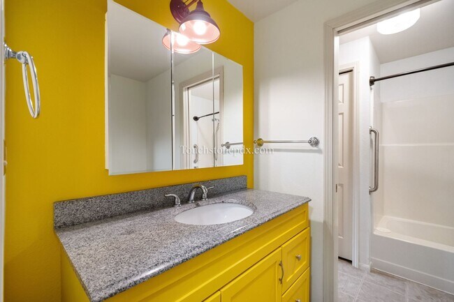 Building Photo - Move in by June 15 and get 2 weeks FREE! Charming Beaverton Home with Fireplace, Deck, and Attach...