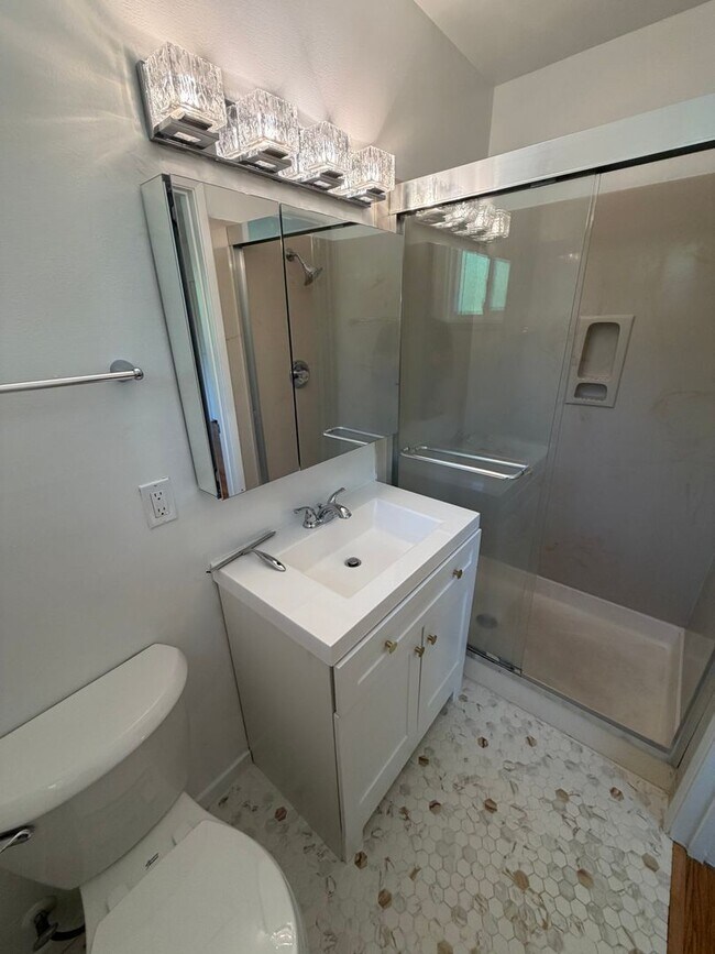 Building Photo - 3 Bedroom | 2 Bathroom | Single Family Home