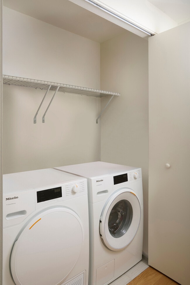 Building Photo - 1320 N La Salle Dr