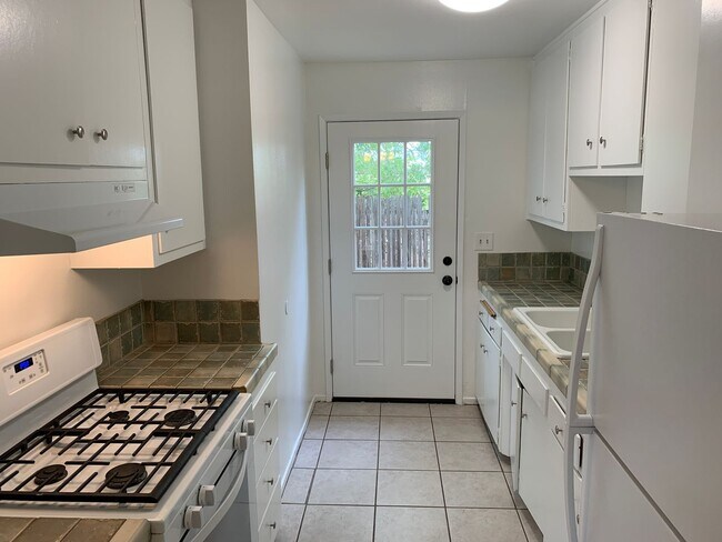 Building Photo - End Unit 2 bedroom, 2 bath Townhouse
