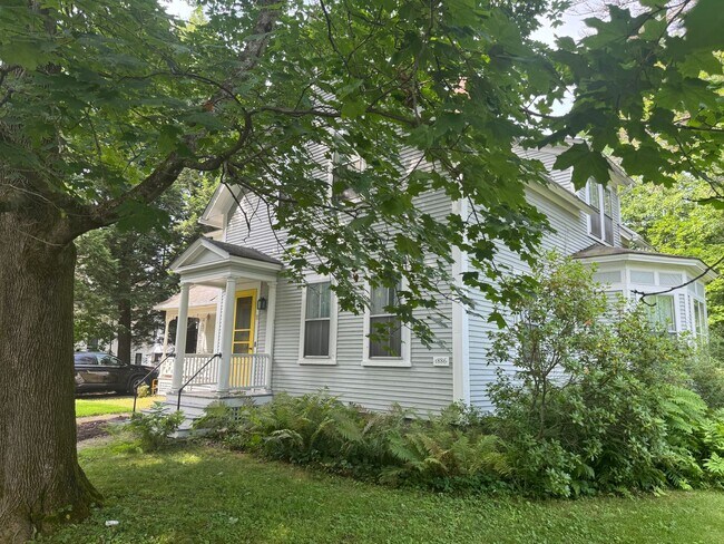 Building Photo - Short term- 4 Bedroom just two blocks from...