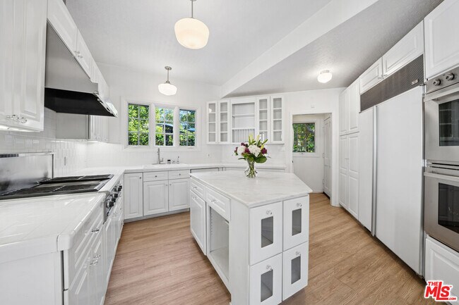 Building Photo - 8050 Mulholland Dr