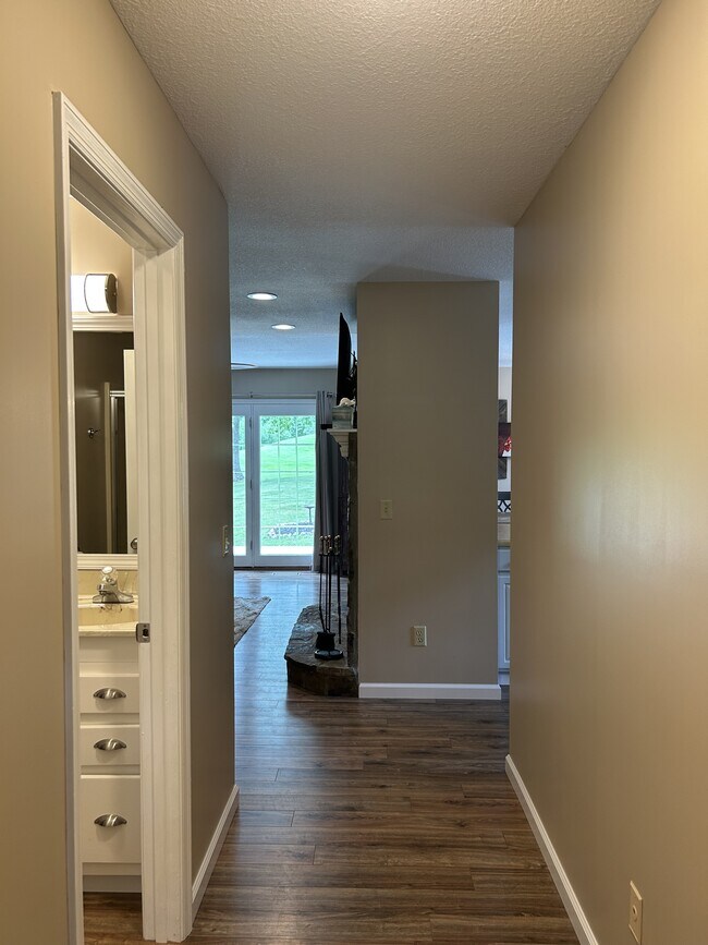 Building Photo - 203 Snead Dr